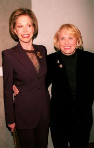 Mary Tyler Moore, Liz Smith 1999.jpg
